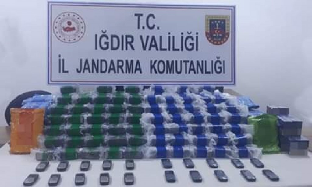 Iğdır'da bir depoda yapılan aramada piyasa değeri yaklaşık 253 bin TL olan kaçak cep telefonu...