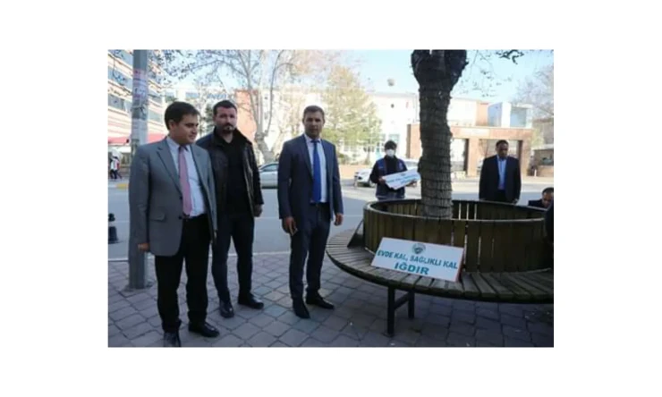 Iğdır Belediyesi bankların üzerine şerit çekti