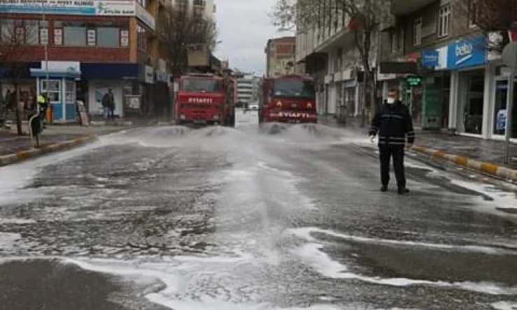 Iğdır Belediyesi  yolları sabunlu suyla dezenfekte ediyor