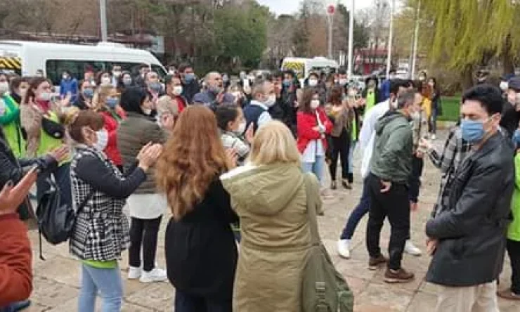 “SOSYAL MESAFE KURALLARINI İHLALDEN CEZA YEDİLER SOSYAL MESAFE KURALLARINI HİÇE SAYARAK EYLEM YAPTILAR”