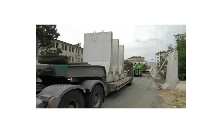 Iğdır’da güvenlik duvarları kaldırılma işlemine başlandı.