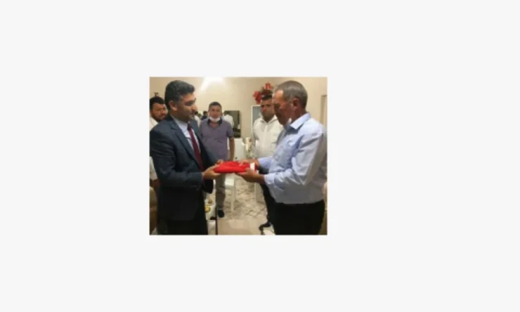 Şehidimizin Ağabeyi Abbas aydın'a bayrağımızı takdim etti