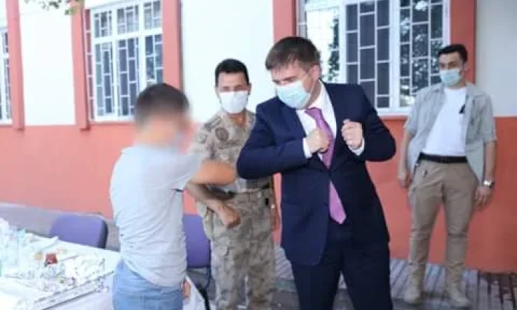 Kurban Bayramını tek tek tebrik ederek çocuklarımız ile bir süre sohbet etti