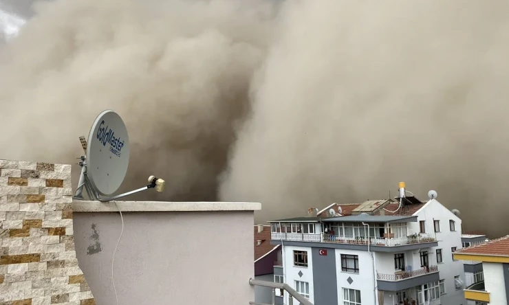 Kum fırtınası! Ankara Polatlı ilçesi karanlığa büründü