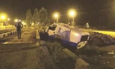 Iğdır'da, filyasyon ekibinin taşındığı minibüs, bekçi kulübesine çarptı: 1'i doktor 3 yaralı