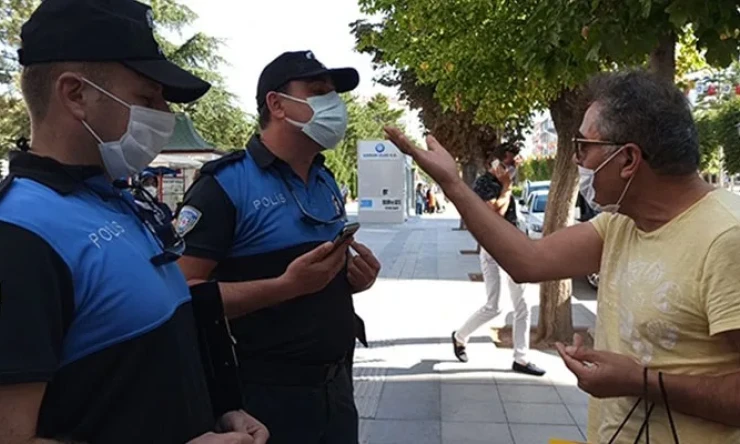 392 lira idari para cezası uygulanmakta olan kişi, "İyi maaşınız çıktı" diyerek polise tepki gösterdi