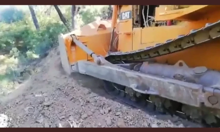 Yangın söndürmesi için arazözler yardım ediyor