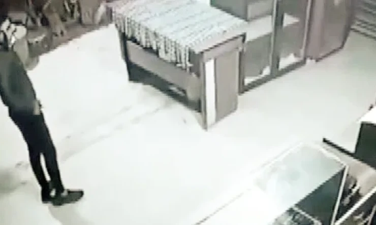 Fırındaki yardım kumbarasını böyle çaldı