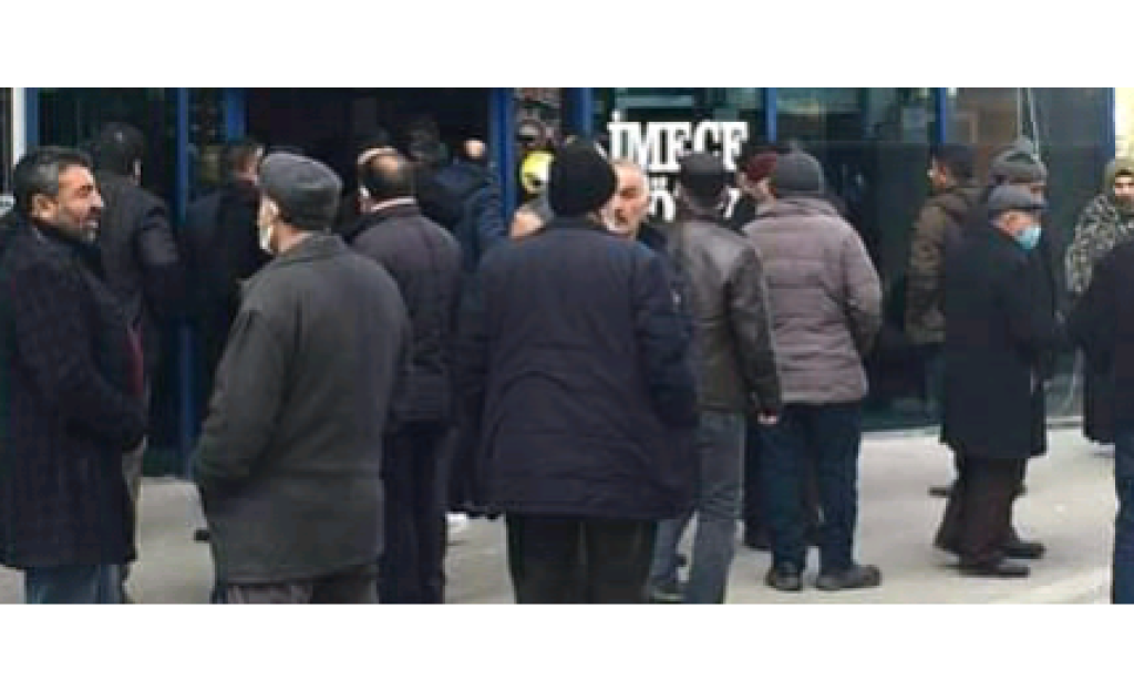 Yurttaş bu kez döviz büronun önünde kuyruk oluşturdu