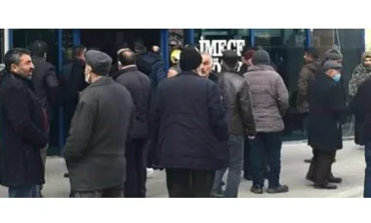 Yurttaş bu kez döviz büronun önünde kuyruk oluşturdu