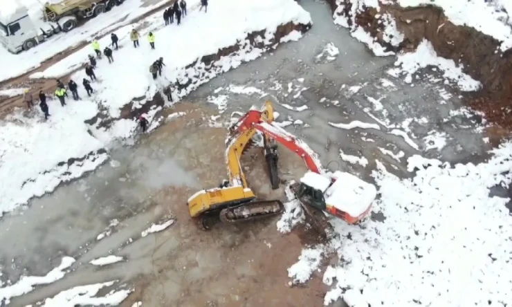 Kepçe Operatörü Suya Deverildi, İş Makinesini Kullanan Operatör Öldü.