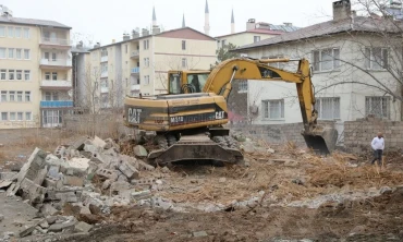 Iğdır merkezinden metruk binalar yıkılıyor