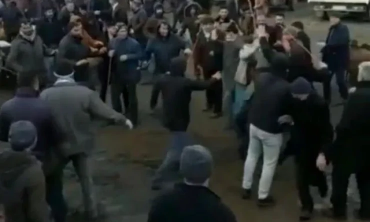 Hayvan pazarında sopalı alacak verecek kavgası...