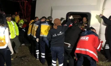 Olay Erzincan'da; Yolcu otobüsü şarampole devrildi: 2 ölü, 8'i ağır 33 yaralı