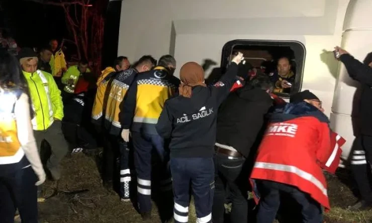 Olay Erzincan'da; Yolcu otobüsü şarampole devrildi: 2 ölü, 8'i ağır 33 yaralı