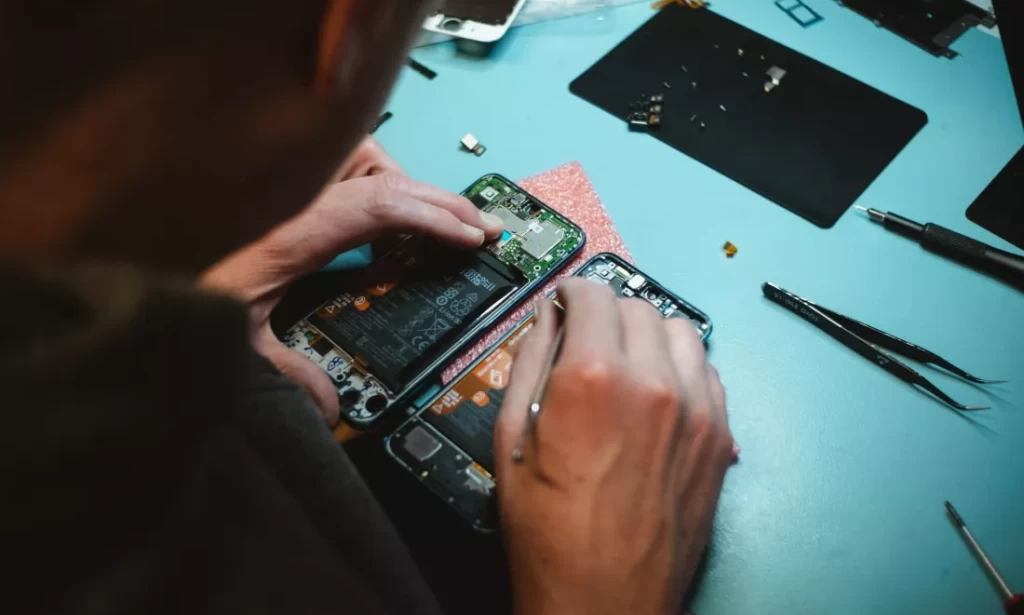 Google, Pixel telefonlar için orijinal yedek parçalar sunmak için iFixit ile iş ortaklığı yapıyor