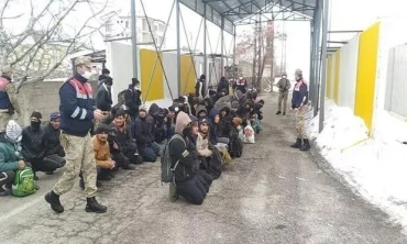 Ağrı'da durdurulan bir kamyonun kasasında Afganistan uyruklu 113 kaçak göçmen yakalandı.