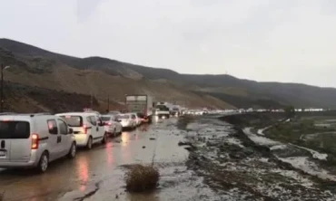 Tuzluca karayolu sel sularının getirdiği çamur ve balçıkla kapandı
