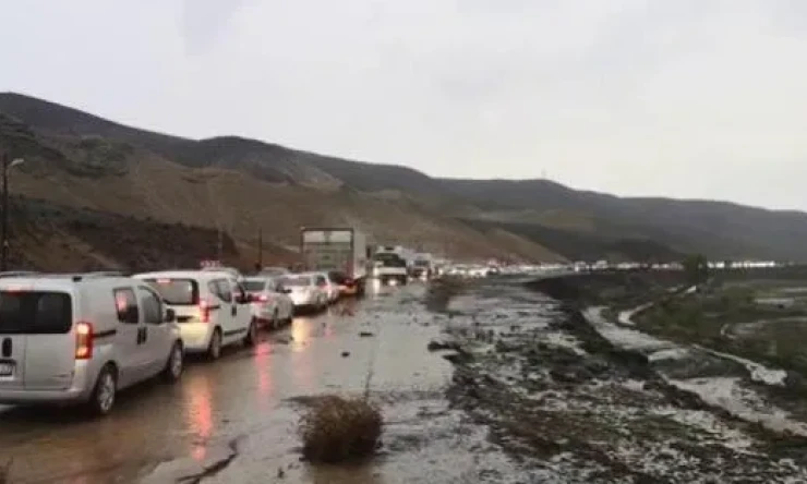 Tuzluca karayolu sel sularının getirdiği çamur ve balçıkla kapandı
