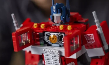 Lego Optimus Prime, yeniden inşa etmek zorunda kalmadan dönüşüyor