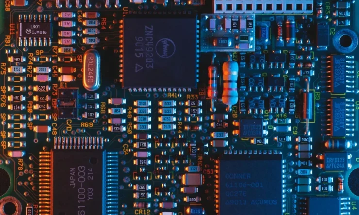 Çin'in en iyi çip üreticisi, akıllı telefon ve bilgisayar talebinin önemli ölçüde düştüğünü iddia ediyor