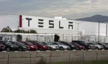 Tesla, toplu işten çıkarmaların federal yasaları ihlal ettiğini iddia eden eski çalışanlar tarafından dava edildi