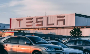 Kovulan Tesla personeli, şirketi ve Elon Musk'ı övmeye devam ediyor