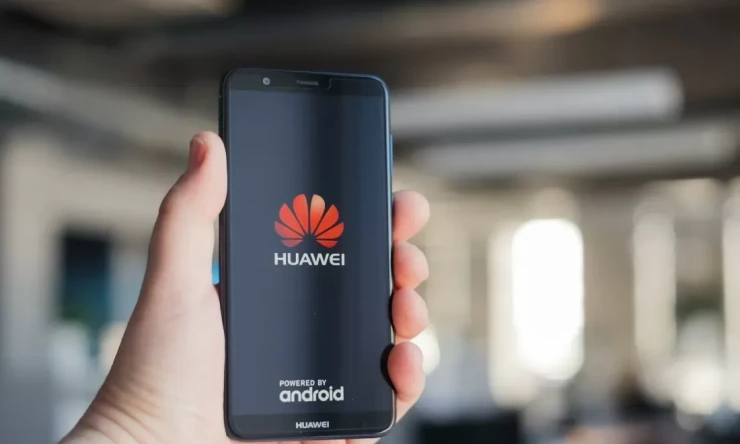 Yaptırım uygulanan Huawei, para kaybetmeye devam ediyor, ancak bu kadar hızlı değil
