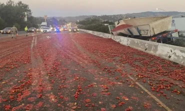 Kaliforniya Otoyoluna Bir Kamyonun Binlerce Domatesi Dökmesiyle Üç Kişi Yaralandı