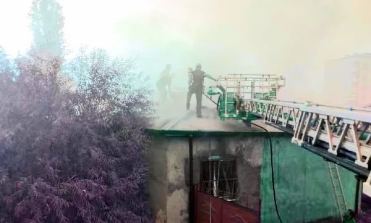 Iğdır'da bir müstakil evde yangın çıktı, evi eşinin yaktığını iddia ediliyor
