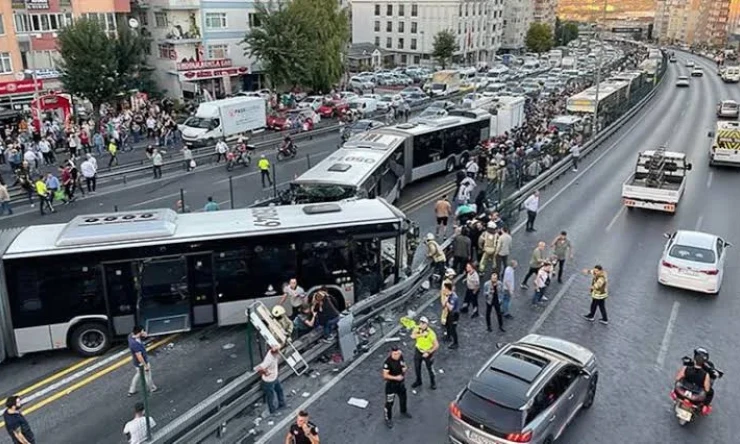 Metrobüs şoförünün fenalaştığı ve yolculardan yardım istediği anlar
