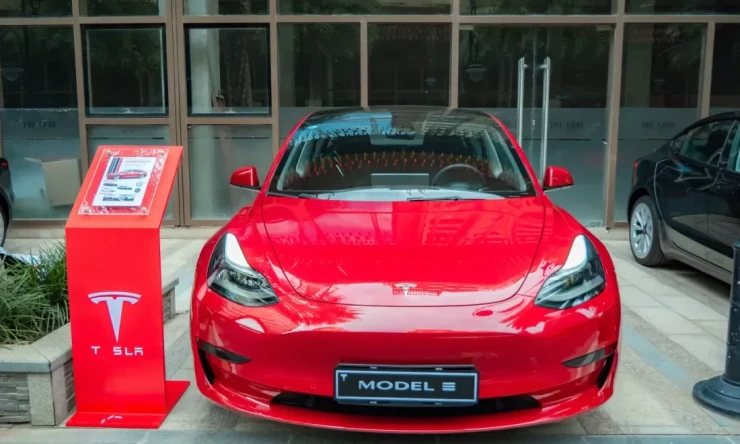 Tesla, üçüncü çeyrekte teslim ettiği 343.830 elektrikli araçla yeni bir rekor kırdı