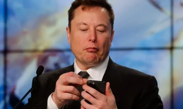 Elon Musk, Apple ve Google Twitter'ı yasaklarsa kendi akıllı telefonunu yapacağını söyledi
