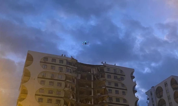 Diyarbakır'da Kontrollü Yıkım İşlemi Sırasında Kedinin Kurtarılması için Helikopter Seferberliği