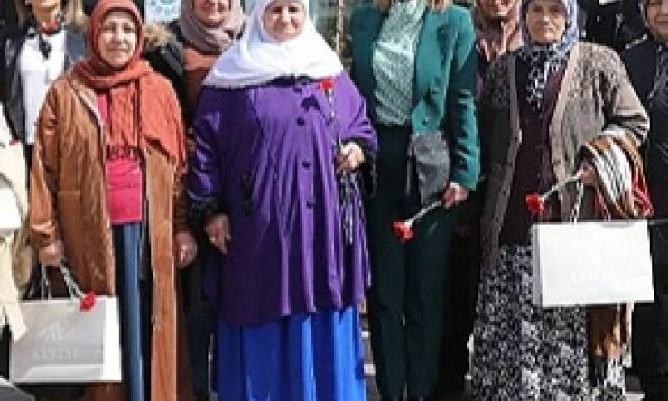 Vali eşi, 8 Mart Dünya Kadınlar Günü münasebetiyle Şehit...