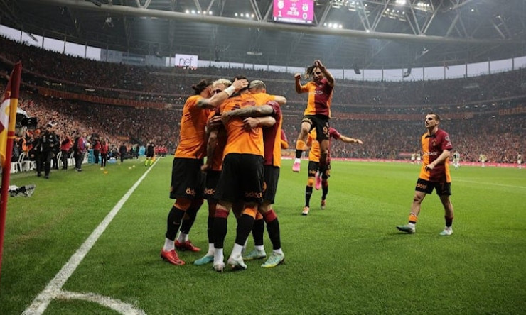 Galatasaray, Fenerbahçe'yi farklı mağlup ederek üstünlüğünü gösterdi