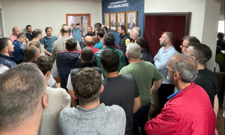 ÇAYKUR İşçileri, AKP Rize İl Başkanlığı Önünde Kadro Talepleri İçin Protesto Gerçekleştirdi