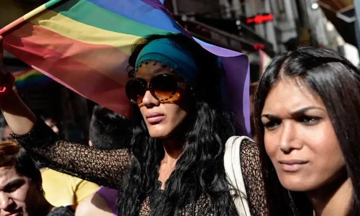 İstanbul'da Yasaklara Rağmen "Onur Yürüyüşü" Gerçekleştirildi