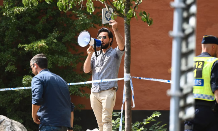 İsveç'te Cami Önünde Gerçekleşen Provokatif Eylemde Kur'an-ı Kerim Yakıldı, Polis Müdahale Etmeyerek Tartışma Yarattı