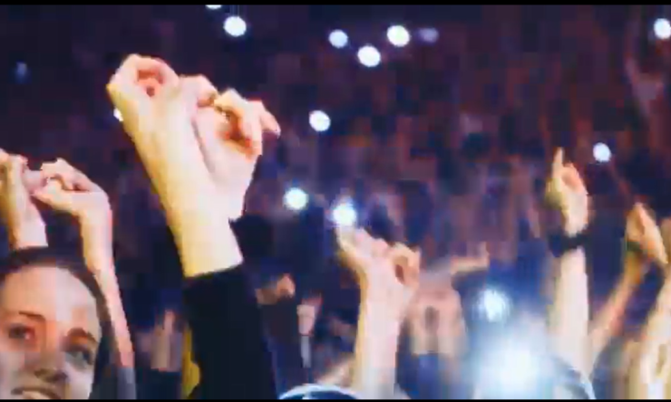 Kürt asıllı Danimarkalı Popstar Tobias Rahim On Binlerce Kişiye Halay Çektirdi
