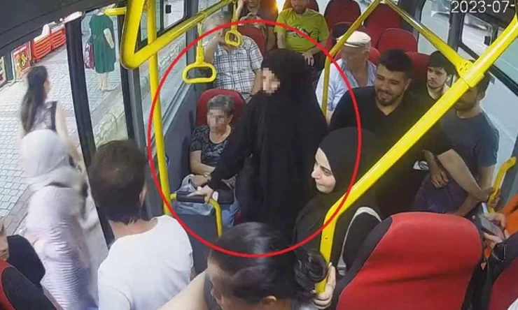 Bursa'da Tesettürlü Genç Kıza Hakaret Eden Kadına Yolculardan Tepki!
