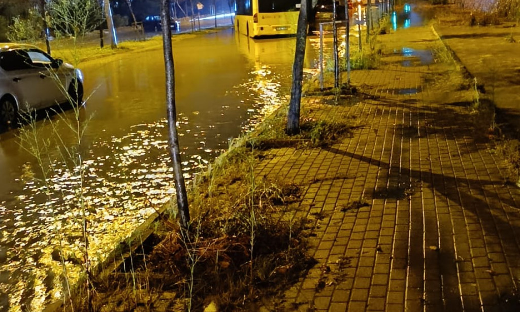 İstanbul Arnavutköy ve Başakşehir'de Şiddetli Sağanak Yağış Felaketi: Cadde ve Evler Sular Altında, Bir Kişi Hayatını Kaybetti