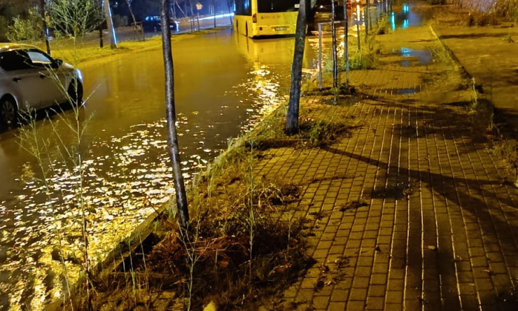 İstanbul Arnavutköy ve Başakşehir'de Şiddetli Sağanak Yağış Felaketi: Cadde ve Evler Sular Altında, Bir Kişi Hayatını Kaybetti