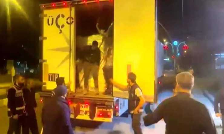 "Ağrı'da durdurulan Iğdır plakalı bir tırda, Afganistan uyruklu 80 kaçak göçmen yakalandı