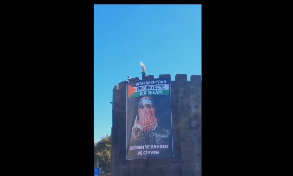 İstanbul ve Diyarbakır'da El-Kassam Tugayları Sözcüsü Ebu Ubeyde'nin Posterleri Asıldı