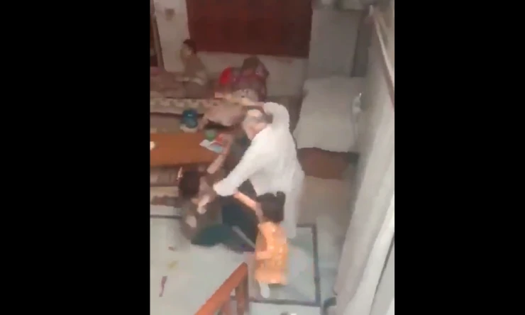 Yemeği geç getiren gelinine saldıran dede, torunlarının çığlıkları ile durduruldu