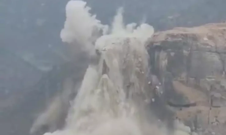 Diyarbakır'da Tarihi Köprüye Dinamitli Tahribat