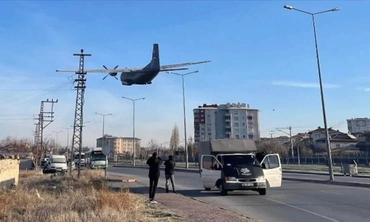 Kayseri’de Askeri Uçak Acil İniş Yaptı: Pilotlar Sağlık Durumları İyi