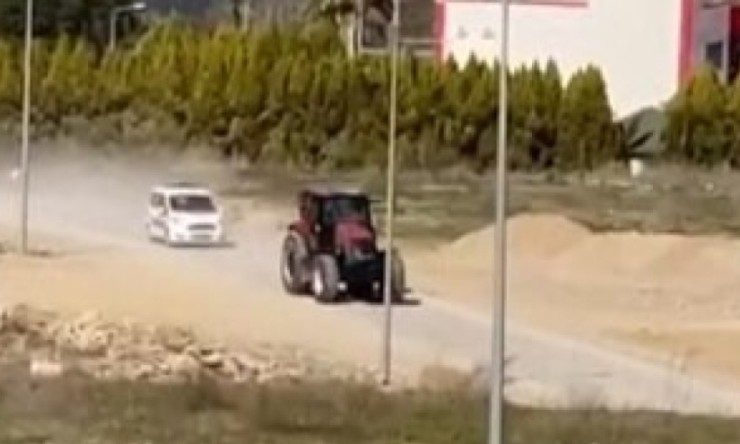 Ehliyetsiz ve Alkollü Sürücü, Traktörüyle Polisten Kaçtı: 10 Kilometrelik Kovalamaca Kamerada