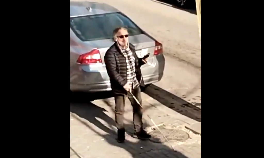 İstanbul’da Park Edilmiş Araç Yanında Para Toplayan Şahıs Kameralara Yakalandı